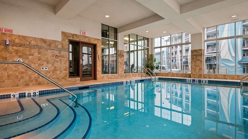 Best Western Plus Chateau Inn Sylvan Lake, room with private jacuzzi, photo 5