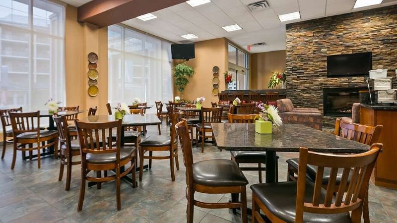 Best Western Plus Chateau Inn Sylvan Lake, room with private jacuzzi, photo 6