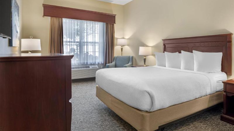 Best Western Plus Fredericton Hotel & Suites, room with private jacuzzi, photo 3