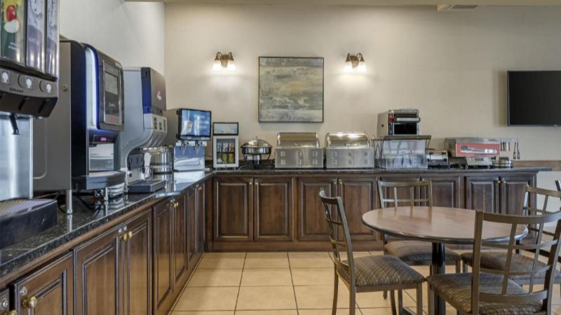 Best Western Plus Fredericton Hotel & Suites, room with private jacuzzi, photo 8