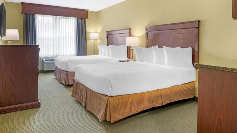 Best Western Plus Grand-Sault Hotel & Suites, room with private jacuzzi, photo 3