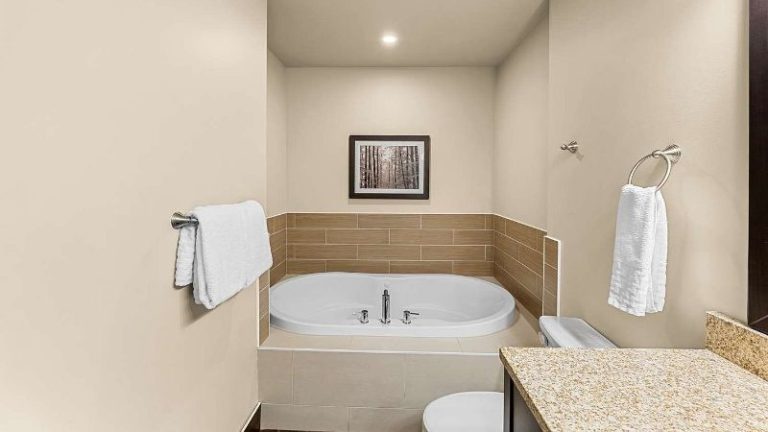 Best Western Plus Lacombe Inn & Suites