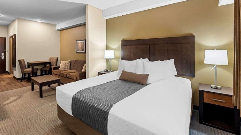 Best Western Plus Lacombe Inn & Suites