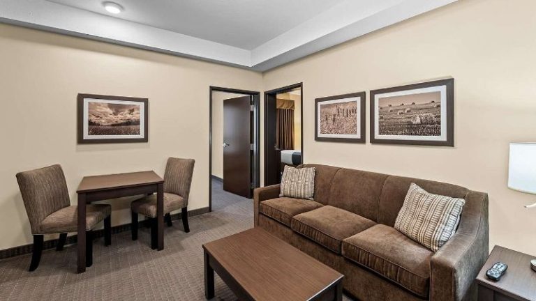 Best Western Plus Lacombe Inn & Suites