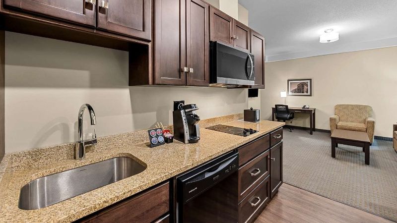 Best Western Plus Lacombe Inn & Suites, room with private jacuzzi, photo 6