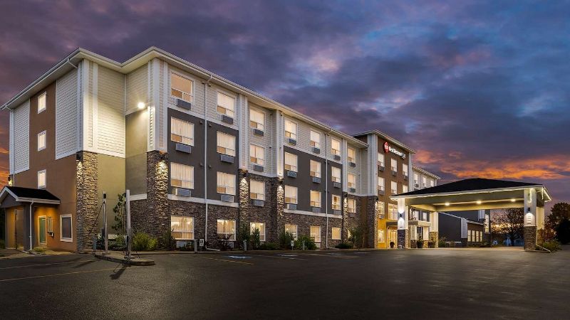 Best Western Plus Lacombe Inn & Suites, room with private jacuzzi, photo 7