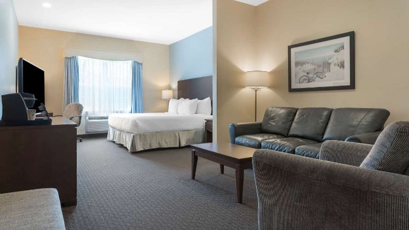 Best Western Plus Liverpool Hotel & Conference Centre, room with private jacuzzi, photo 2