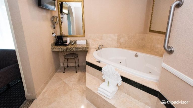 Best Western Plus Marina Shores Hotel