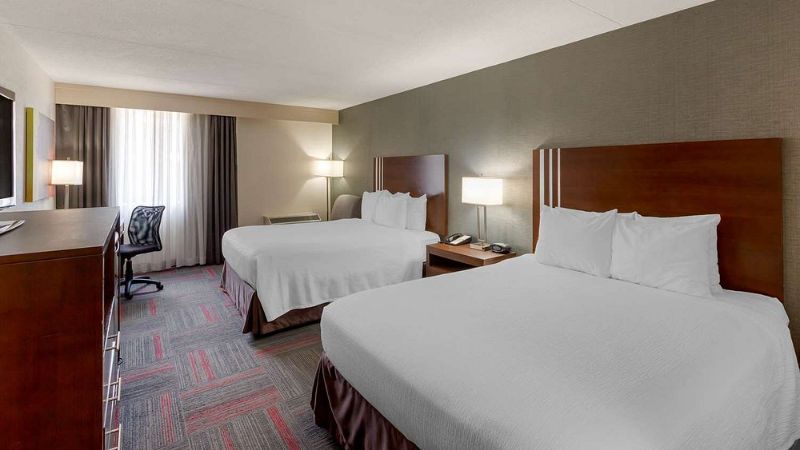 Best Western Plus Toronto Airport Hotel, room with private jacuzzi, photo 2