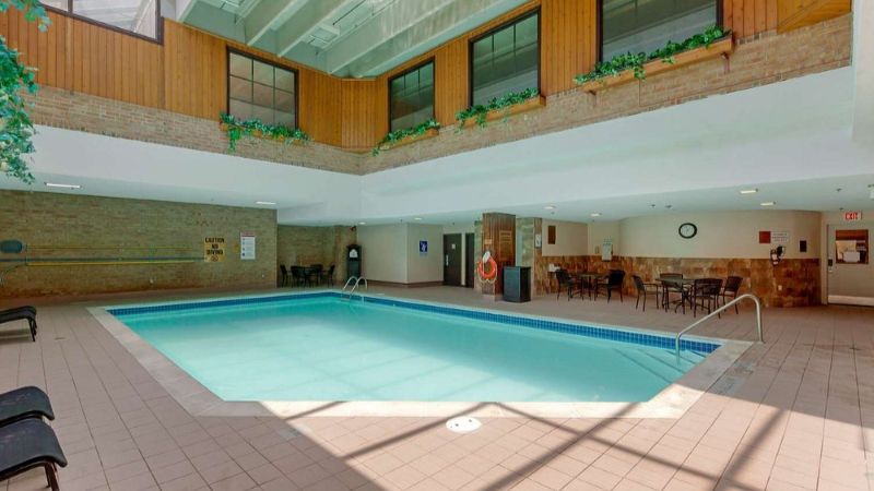 Best Western Plus Toronto Airport Hotel, room with private jacuzzi, photo 6