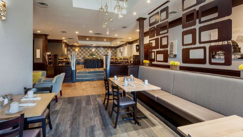 Best Western Plus Toronto Airport Hotel, room with private jacuzzi, photo 8