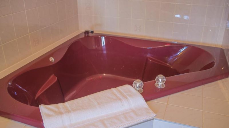 Braeside Country Inn, room with private jacuzzi, photo 1