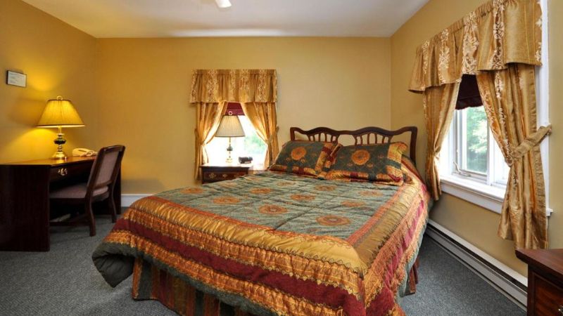Braeside Country Inn, room with private jacuzzi, photo 2