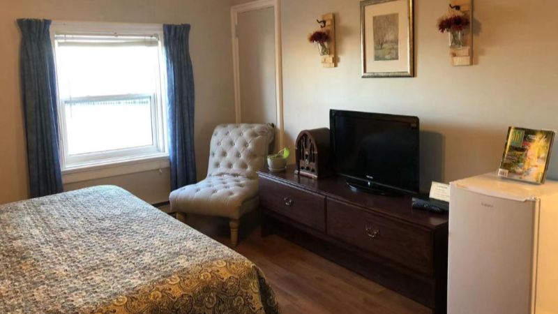 Braeside Country Inn, room with private jacuzzi, photo 4