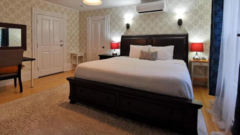 By The River B&B, room with private jacuzzi, photo 3