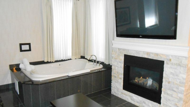 C Hotel by Carmens BW Premier Collection1 - jacuzzi hotel room