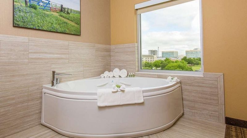 Cambria Hotel Plano Frisco e1746517689221 - jacuzzi hotel room