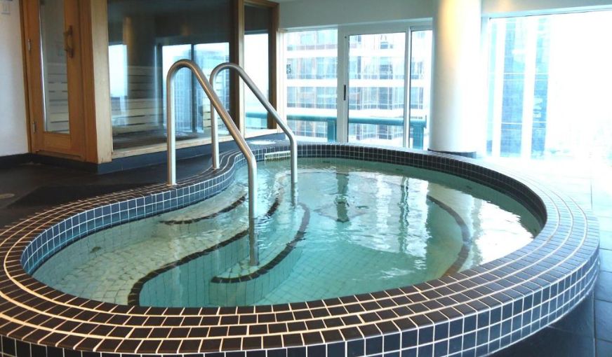 Cambridge Suites Toronto, room with private jacuzzi, photo 6