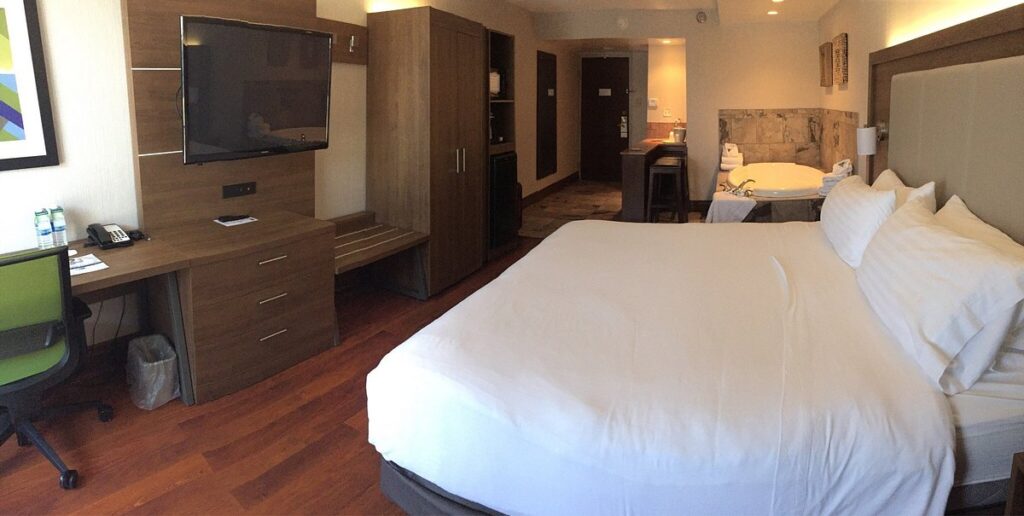 Cambridge Suites – Halifax, room with private jacuzzi, photo 2