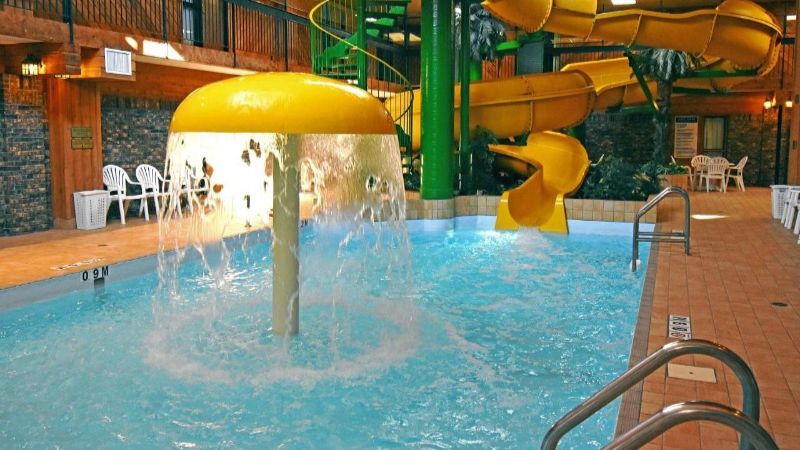 Canad Inns Destination Centre Portage la Prairie, room with private jacuzzi, photo 6