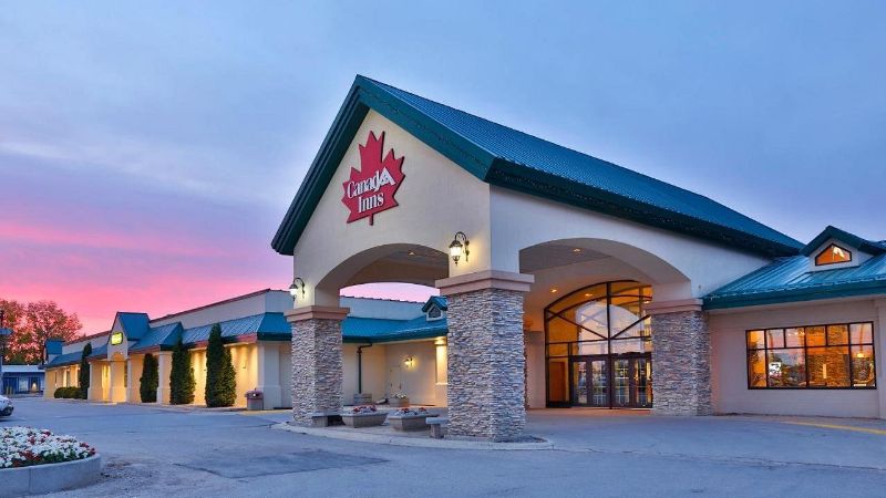 Canad Inns Destination Centre Portage la Prairie, room with private jacuzzi, photo 7