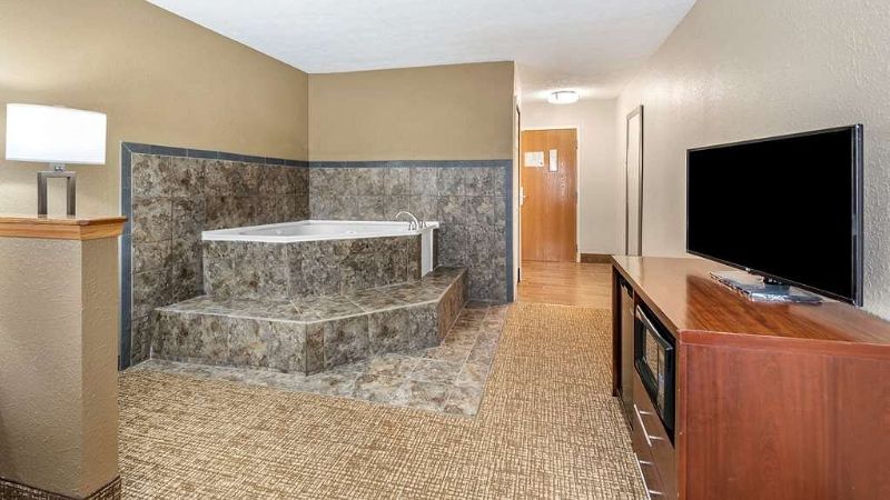Comfort Inn Suites Cincinnati Eastgate1 - jacuzzi hotel room