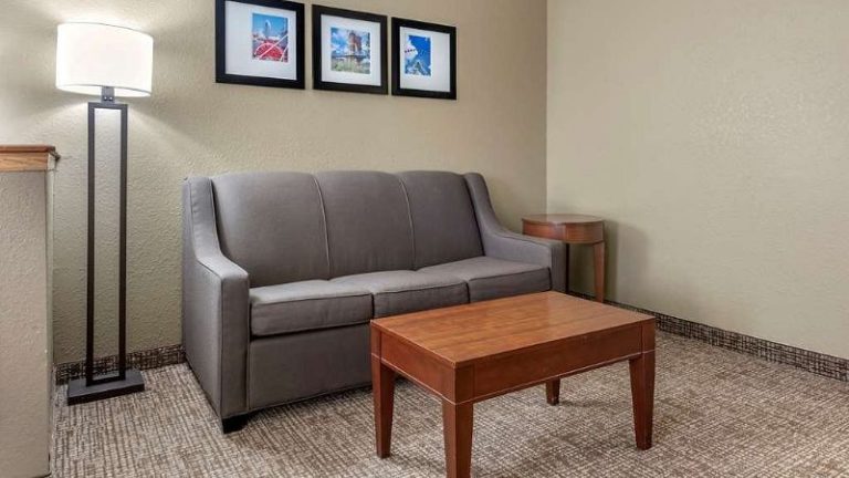 Comfort Inn & Suites Cincinnati Eastgate