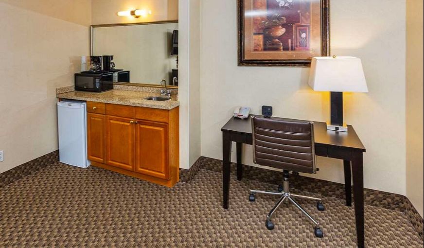 Comfort Inn & Suites Downtown Edmonton, room with private jacuzzi, photo 4