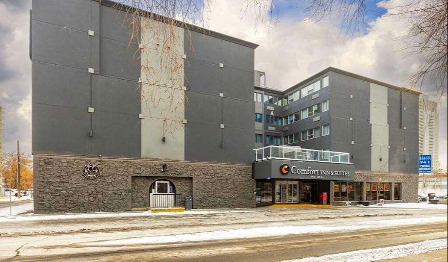Comfort Inn & Suites Downtown Edmonton, room with private jacuzzi, photo 5