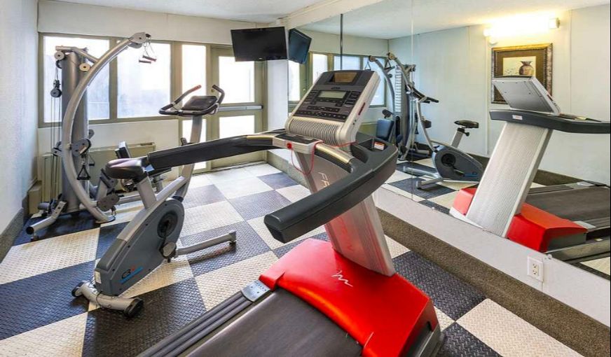 Comfort Inn & Suites Downtown Edmonton, room with private jacuzzi, photo 8