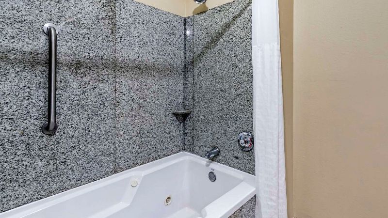 Comfort Inn & Suites Seguin, room with private jacuzzi, photo 2