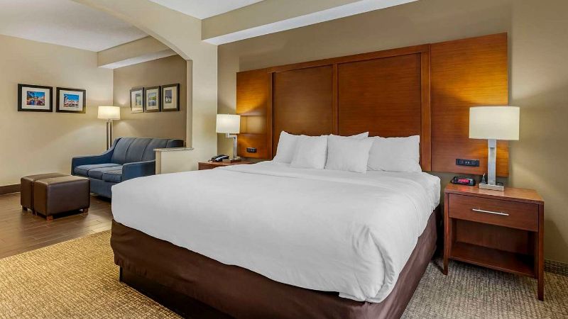 Comfort Inn & Suites Seguin, room with private jacuzzi, photo 3