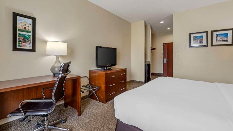 Comfort Inn & Suites Seguin, room with private jacuzzi, photo 4