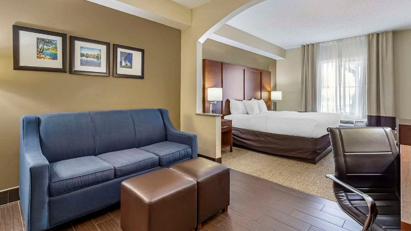 Comfort Inn & Suites Seguin, room with private jacuzzi, photo 5