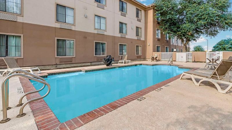 Comfort Inn & Suites Seguin, room with private jacuzzi, photo 7