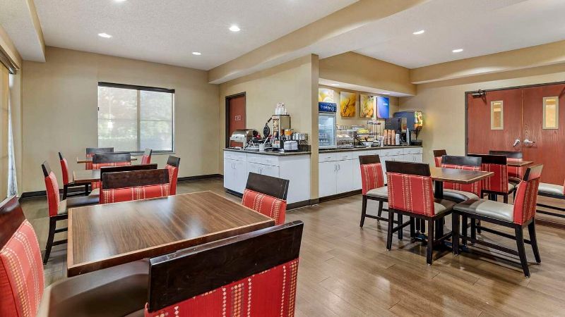 Comfort Inn & Suites Seguin, room with private jacuzzi, photo 8