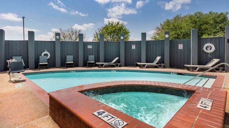 Comfort Suites DFW Airport, room with private jacuzzi, photo 7