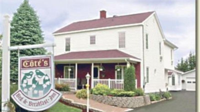 Côté’s Bed & Breakfast, room with private jacuzzi, photo 6