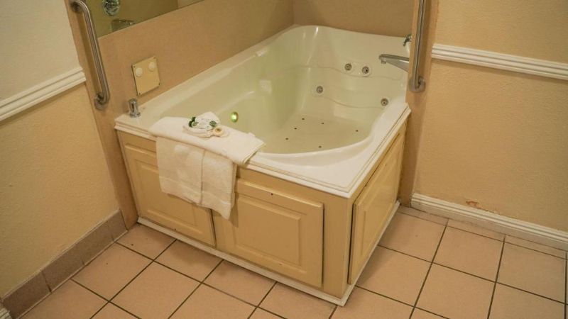 Country Inn – Ontario, room with private jacuzzi, photo 1