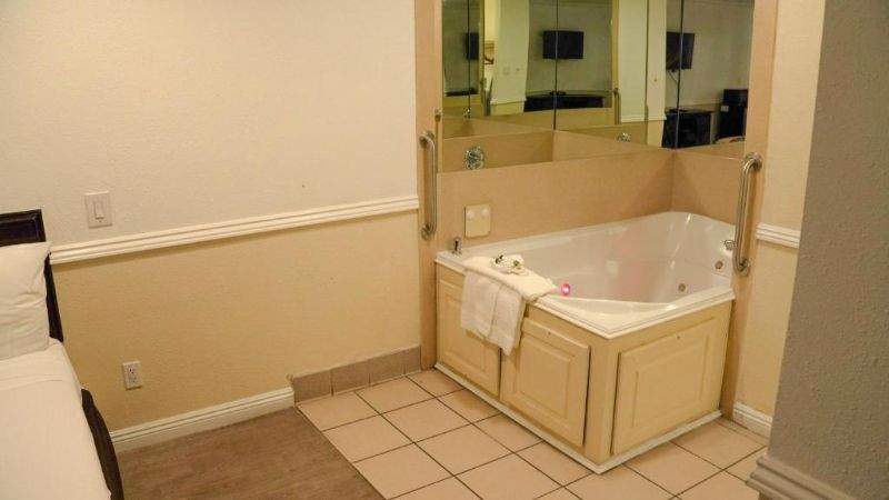Country Inn – Ontario, room with private jacuzzi, photo 2