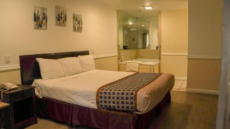 Country Inn – Ontario, room with private jacuzzi, photo 3
