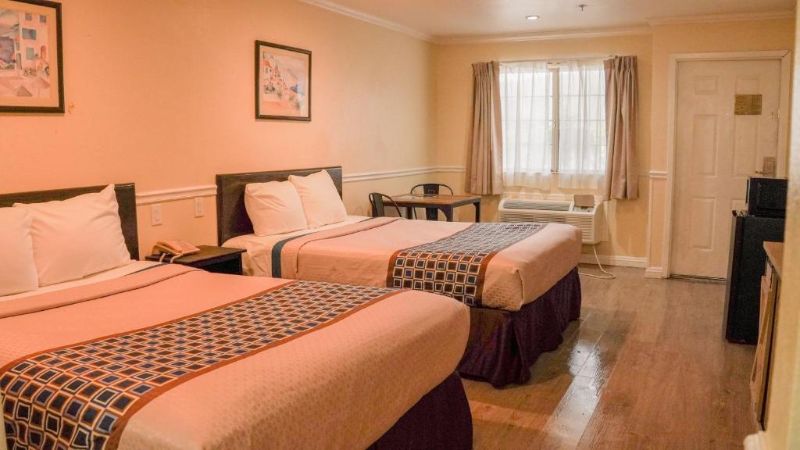 Country Inn – Ontario, room with private jacuzzi, photo 4