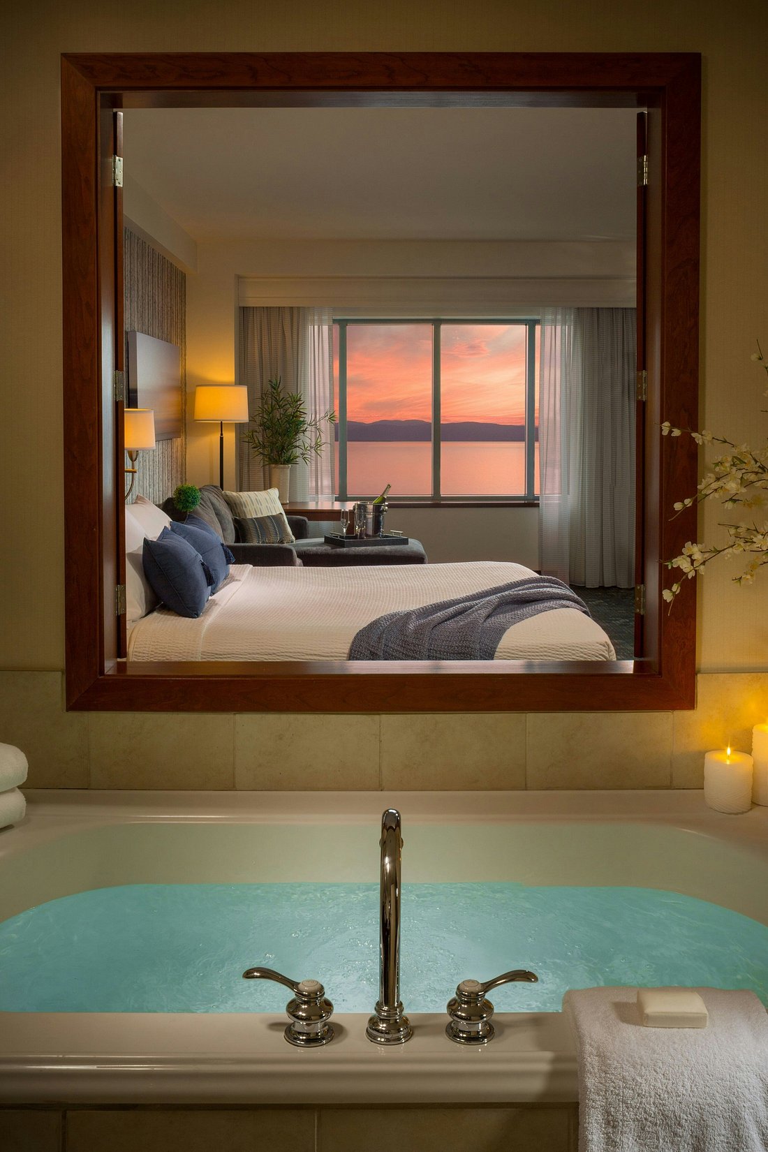 Courtyard Burlington Harbor, room with private jacuzzi, photo 1