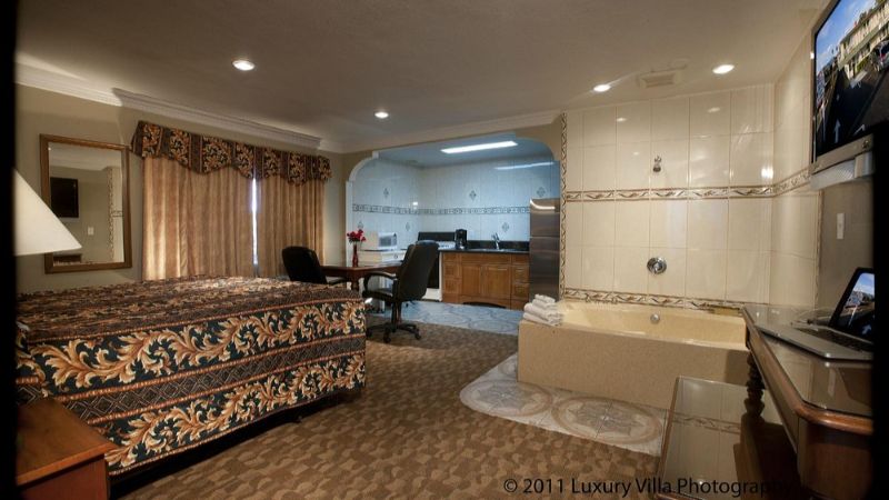 Crystal Lodge Motel, room with private jacuzzi, photo 2