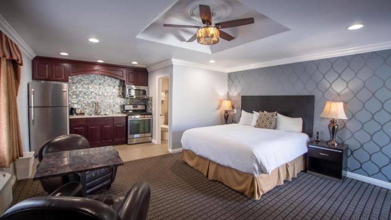 Crystal Lodge Motel, room with private jacuzzi, photo 3