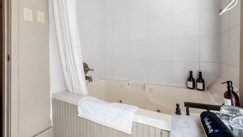 Crystal River Inn, room with private jacuzzi, photo 2