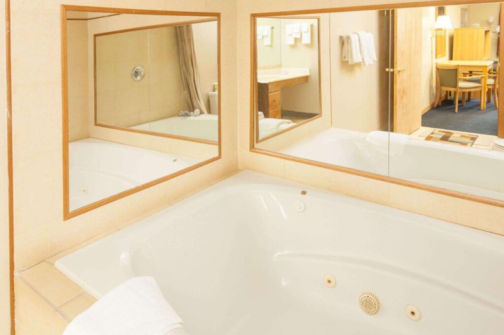 Days Inn by Wyndham Farmer City, room with private jacuzzi, photo 2