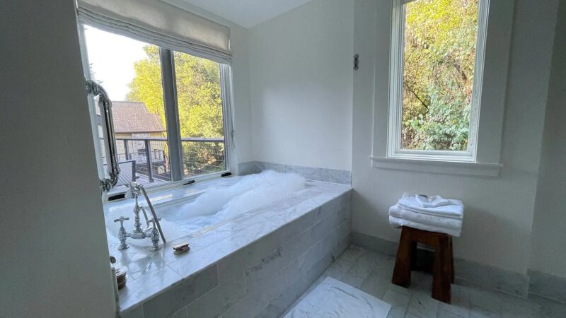 Farmhouse Inn - jacuzzi hotel room