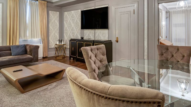 Fort Garry Hotel, Spa and Conference Centre, room with private jacuzzi, photo 4