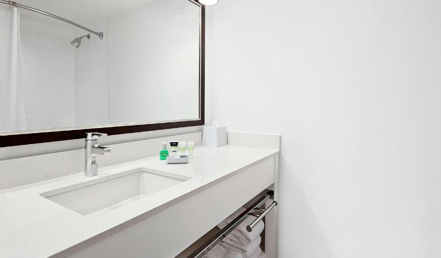 Four Points by Sheraton Edmonton South, room with private jacuzzi, photo 3